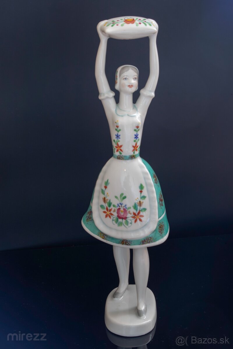 Porcelánová figúrka Hollohaza - Dievča s vankúšom