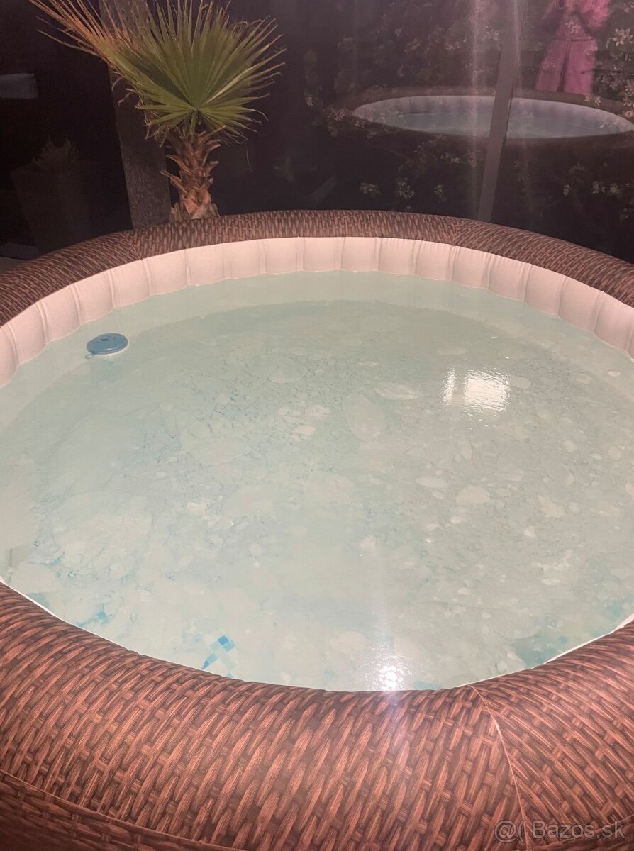 Nafukovacia vírivka