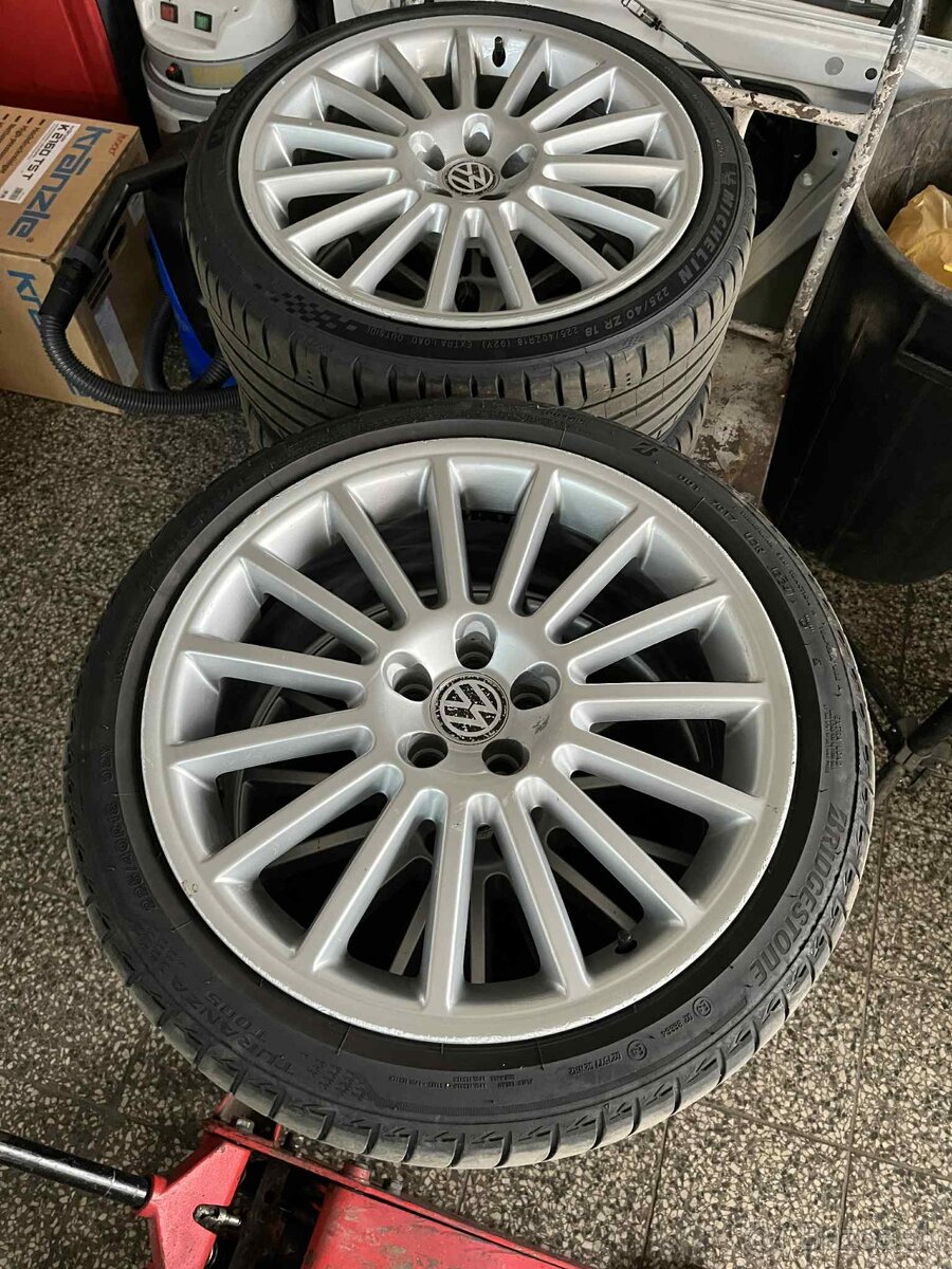 Volkswagen Golf 4 R32 5x100 R18 225/40 R18