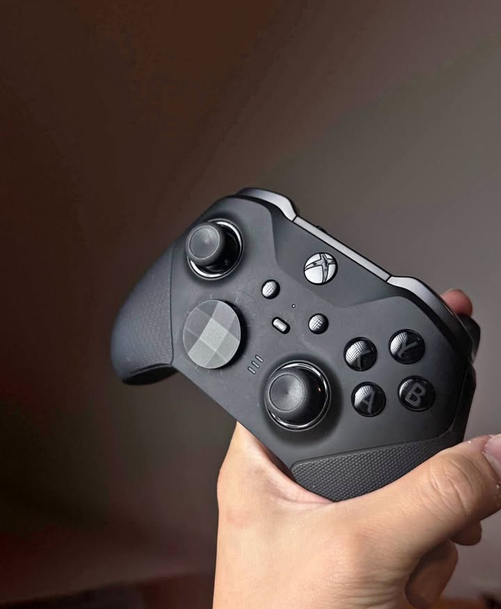 Xbox Elite Series 2 – ovladač v perfektním stavu