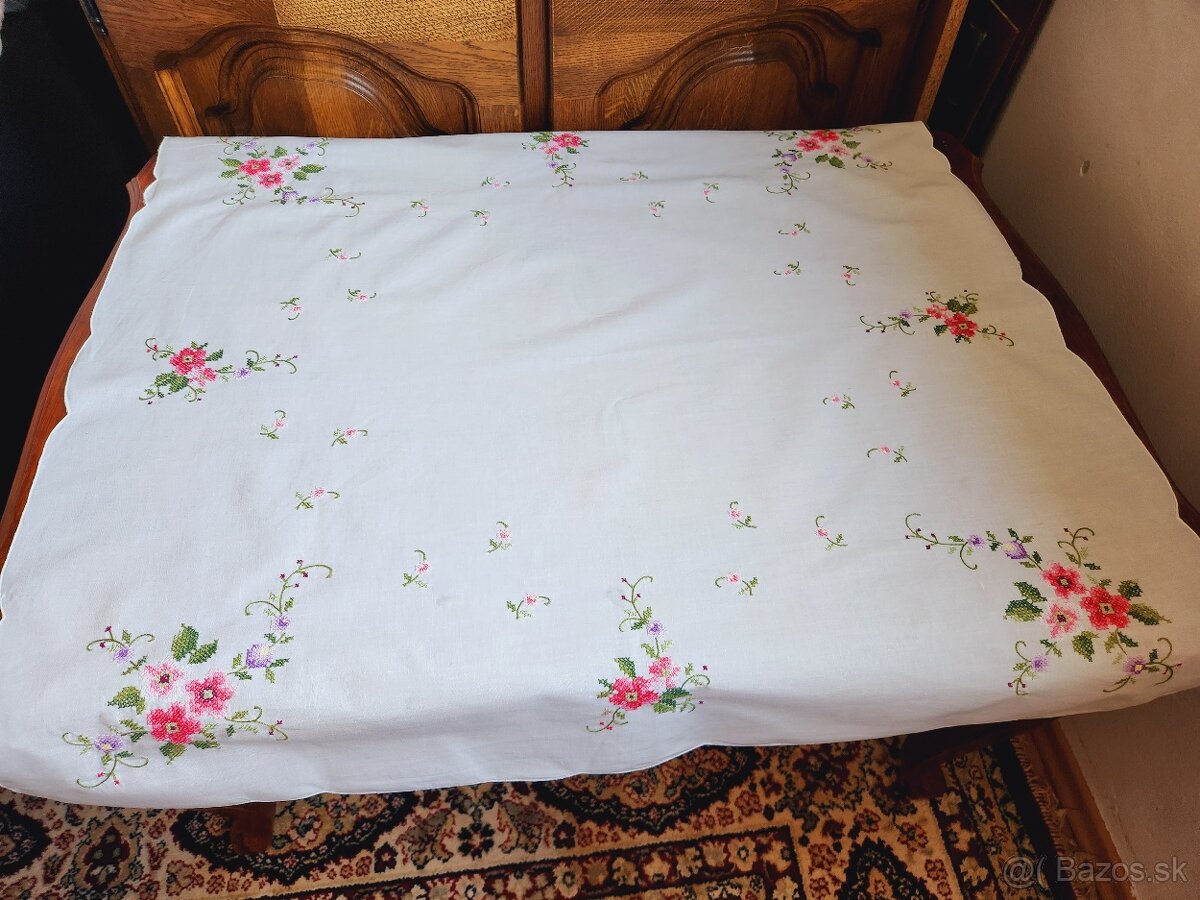 Krásny biely obrus zdobený ružovými a fialovými kvetmi 80x84