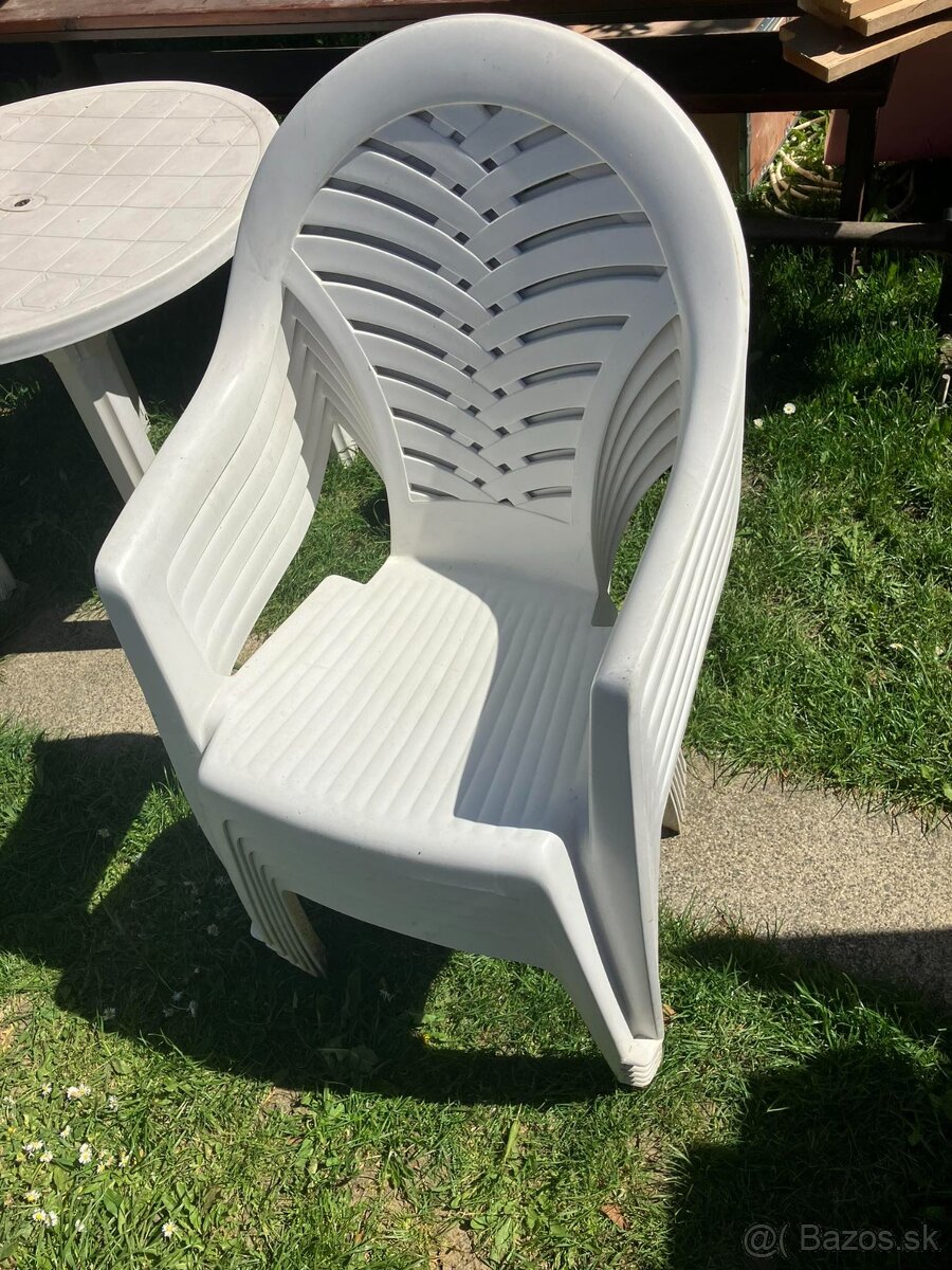 Záhradný set plastových stoličiek