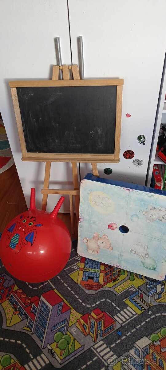 Tabuľa a skákacia lopta