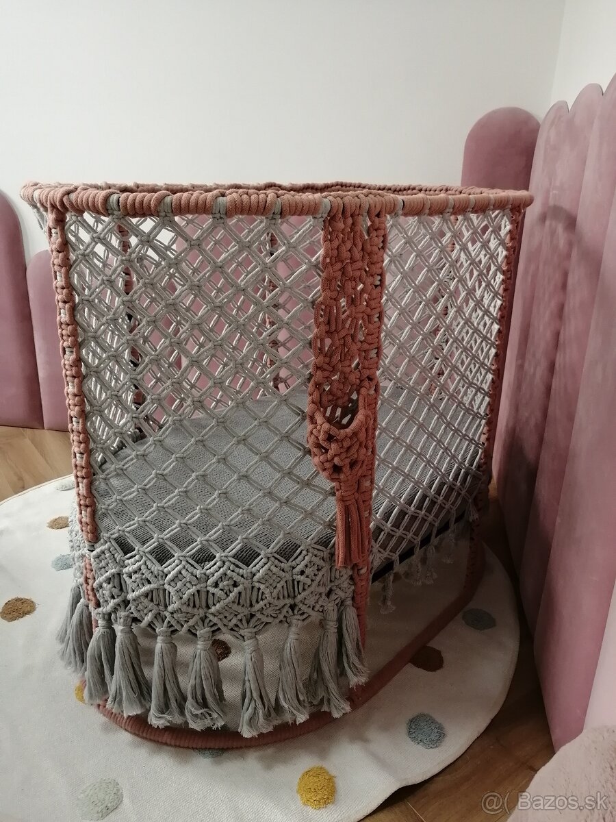 RUČNE ROBENÁ MAKRAME DETSKÁ POSTIEĽKA