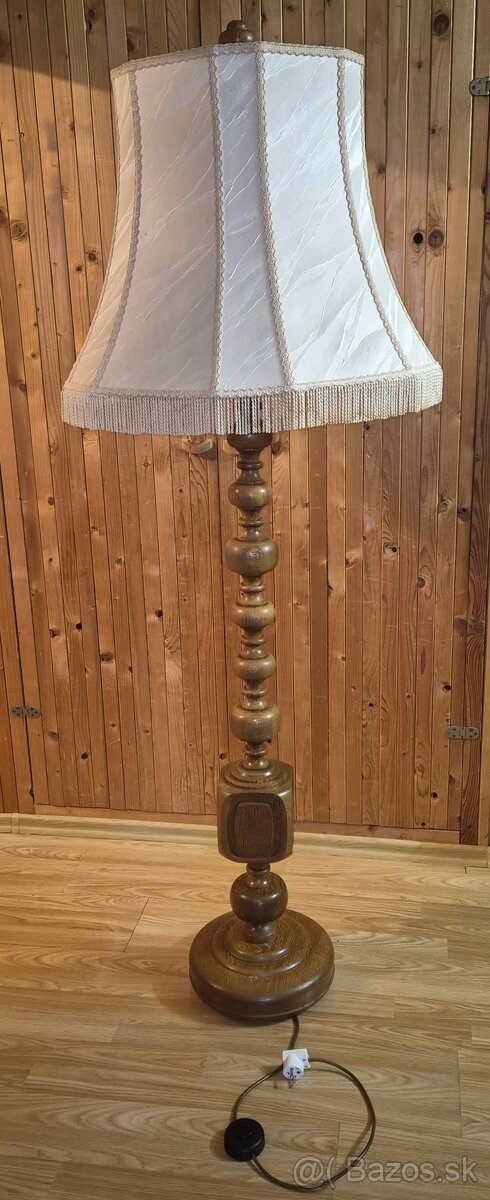 Krásna vyrezávaná lampa