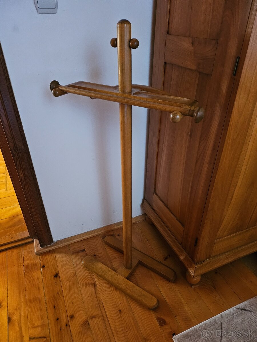 Nemý sluha vešiak