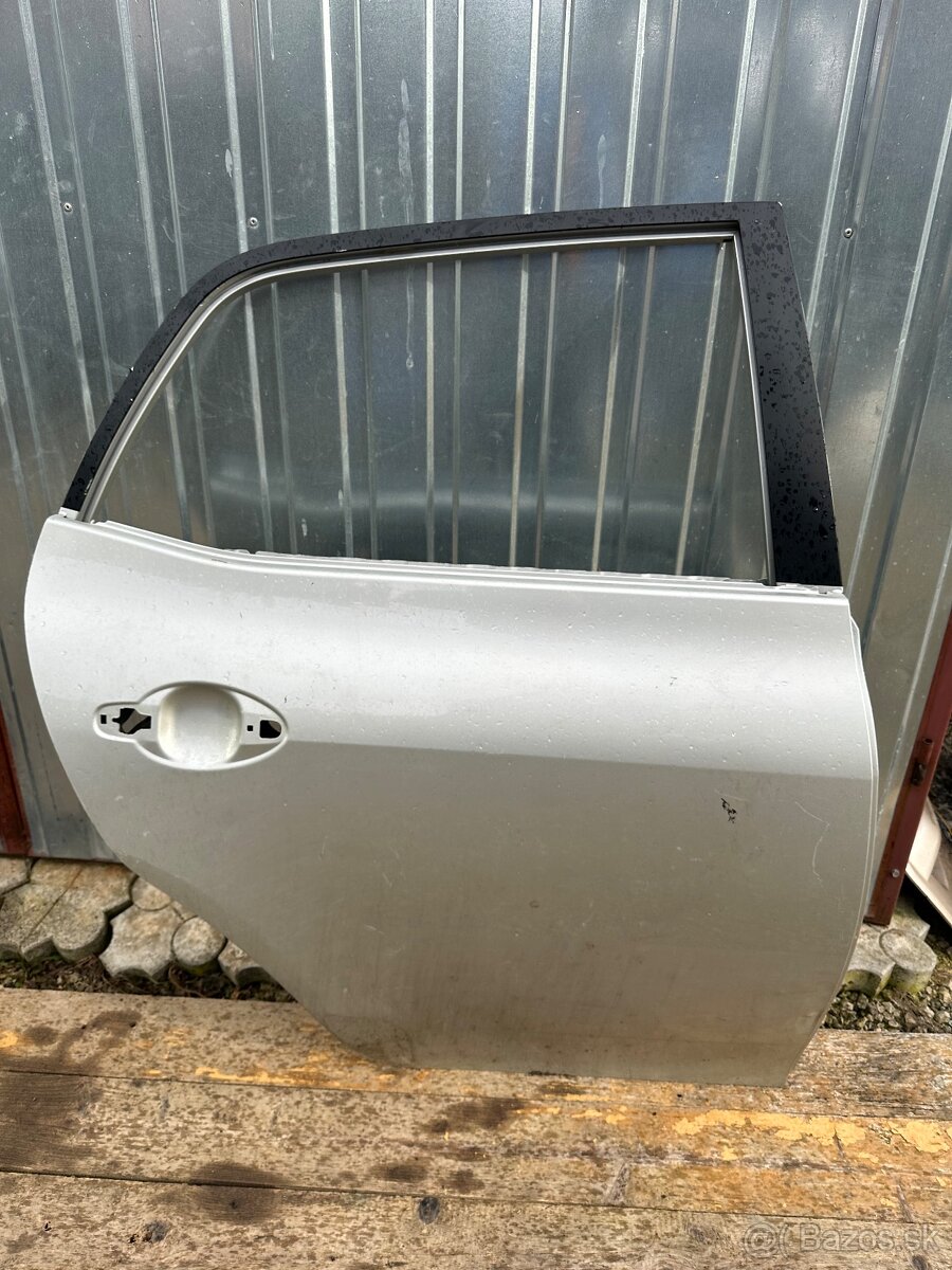 Predám dvere na toyota Auris 2006-2012 PZ