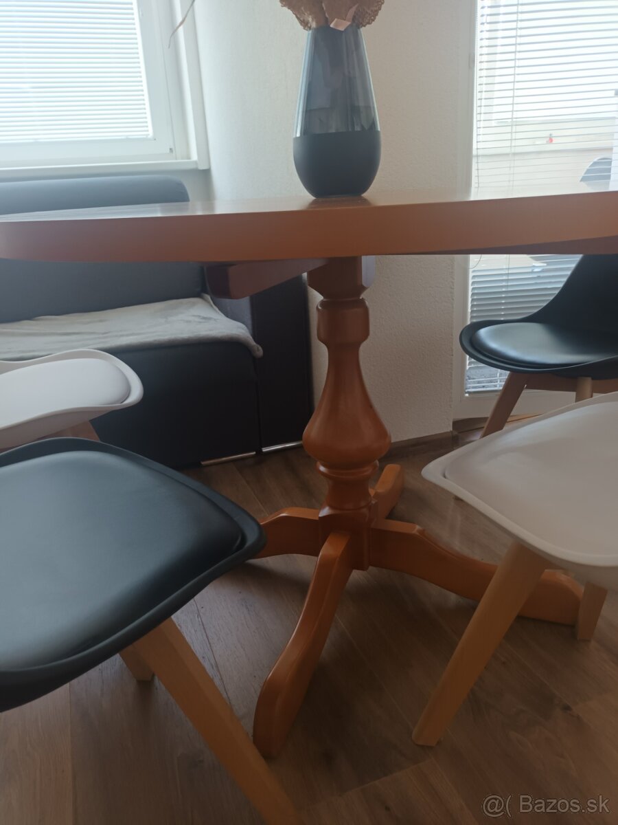 Masívny rozťahovací stôl