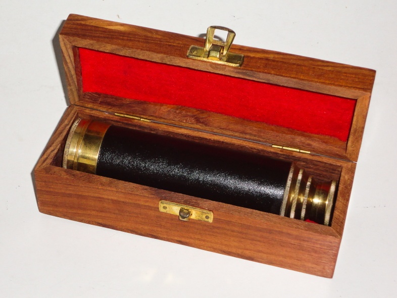 Monokulárny mosadzný ďalekohľad.