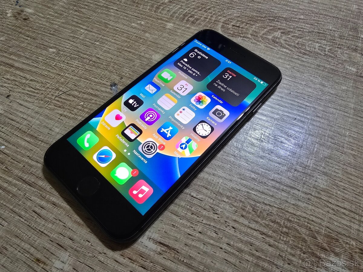 Iphone 8 64gb v top stave ma len velmi jemne znamky pouzivan