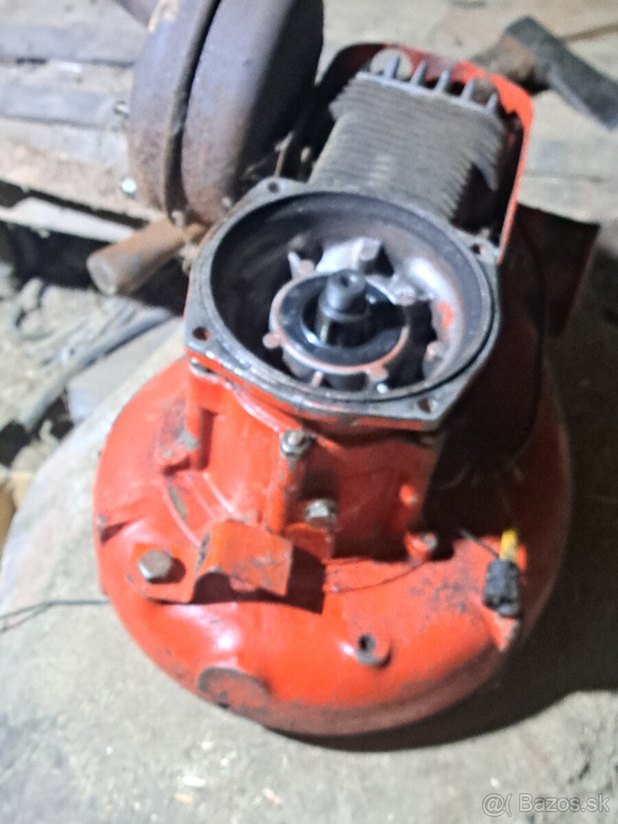 Mf70, motor na nd+ olejový filter a výfuk