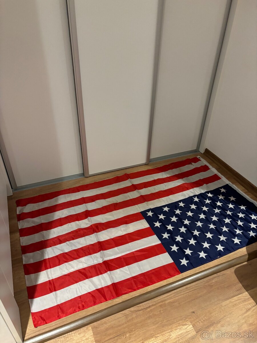 Americká zástava a veľká plachta/deka s kanabisom