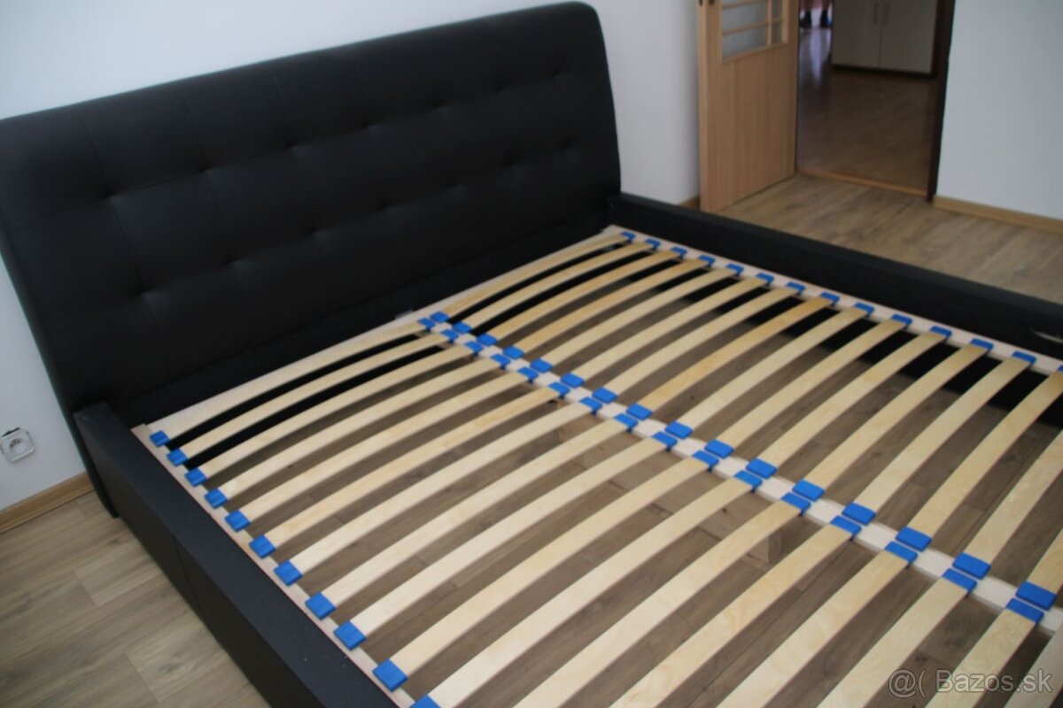 čalúnená posteľ s roštom
