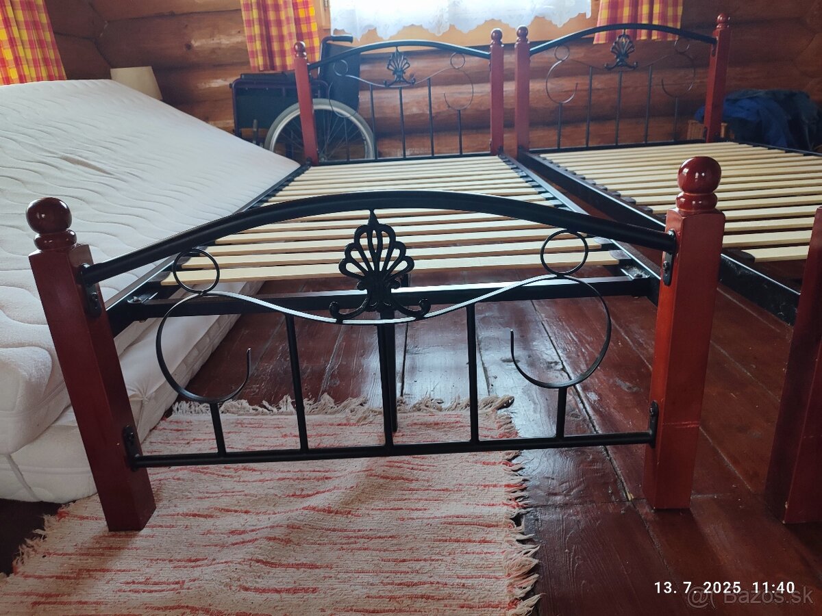 Postele z dreveným roštom