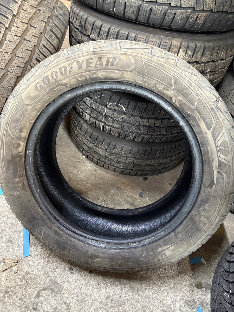 Predam 2 ks pneu 225/55 r17 C zima Goodyear