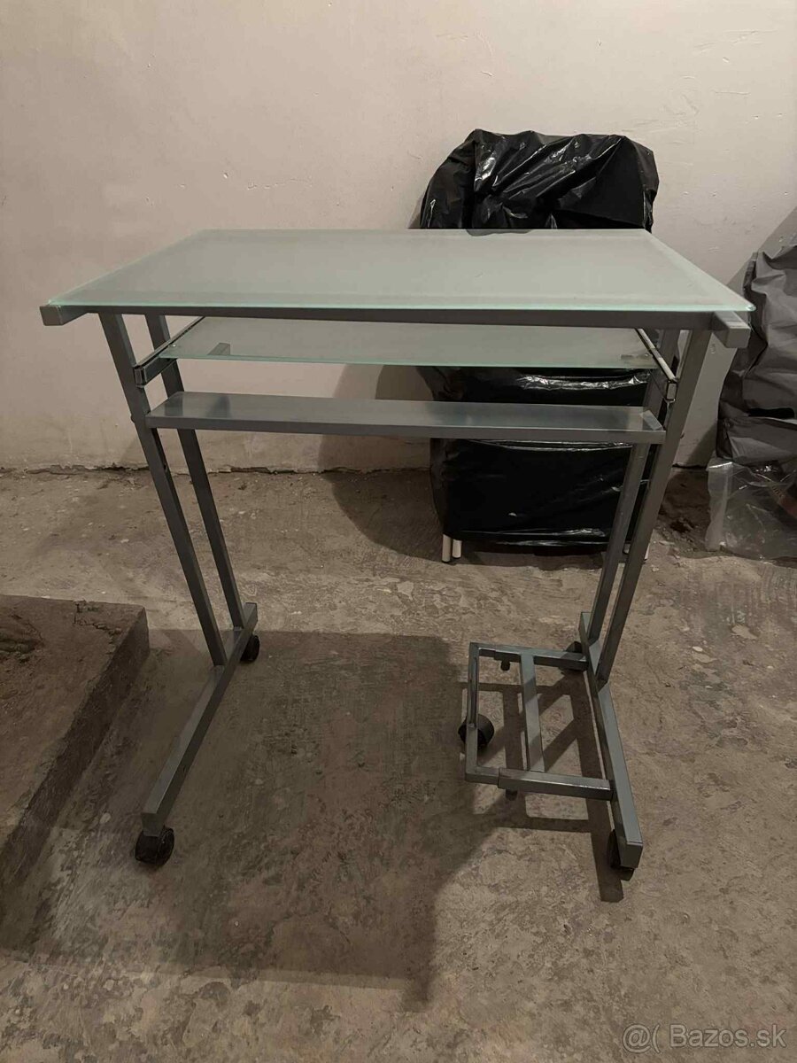Sklenený PC stolík