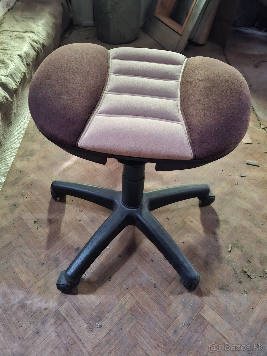 Otočná stolička