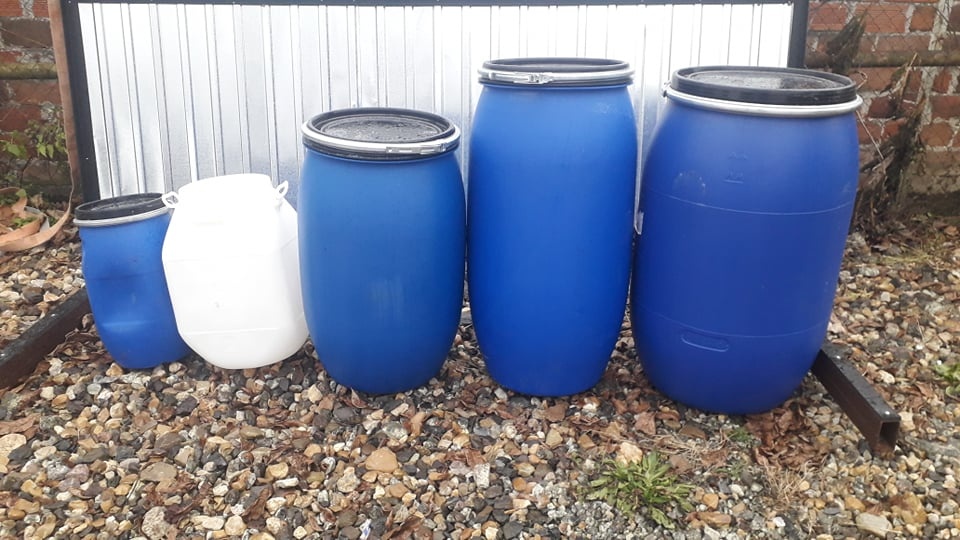 Plastové a plechové sudy