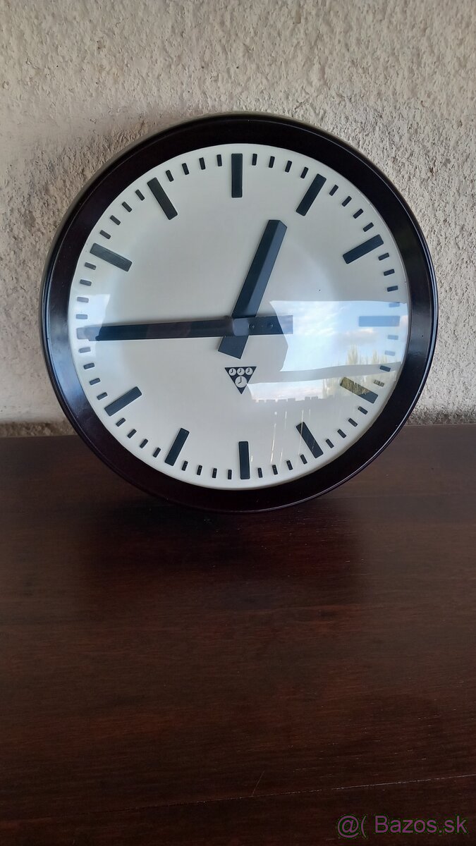 Bakelitové hodiny Pragotron