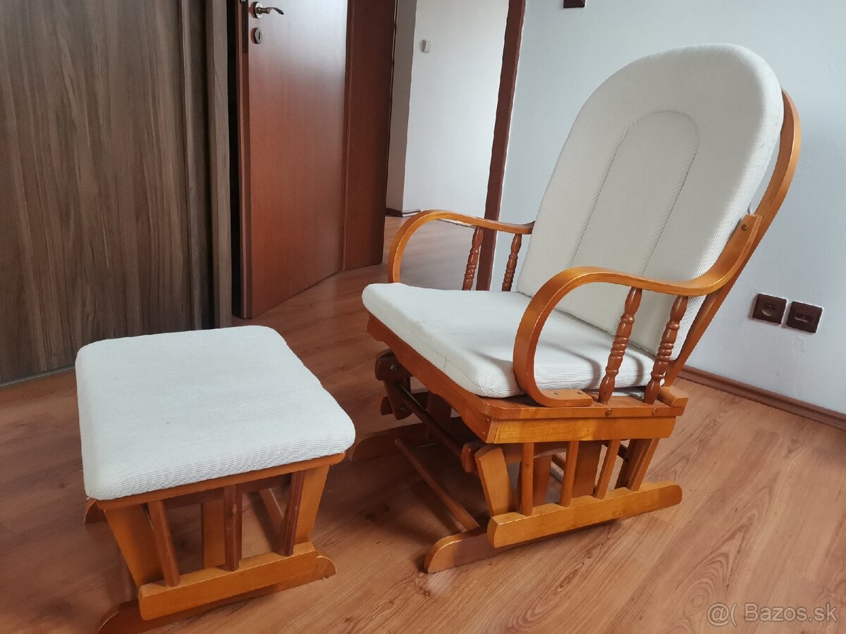 Hojdacie kreslo s podnožkou