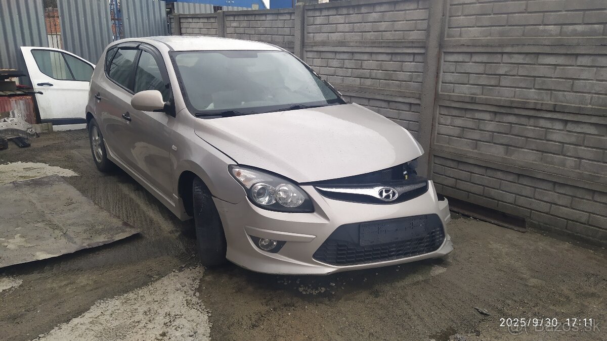 HYUNDAI I 30 1,4 benzín 2012