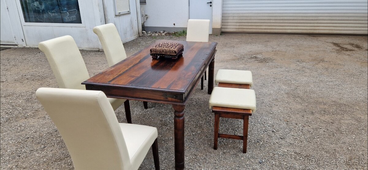 Starý masívny stôl