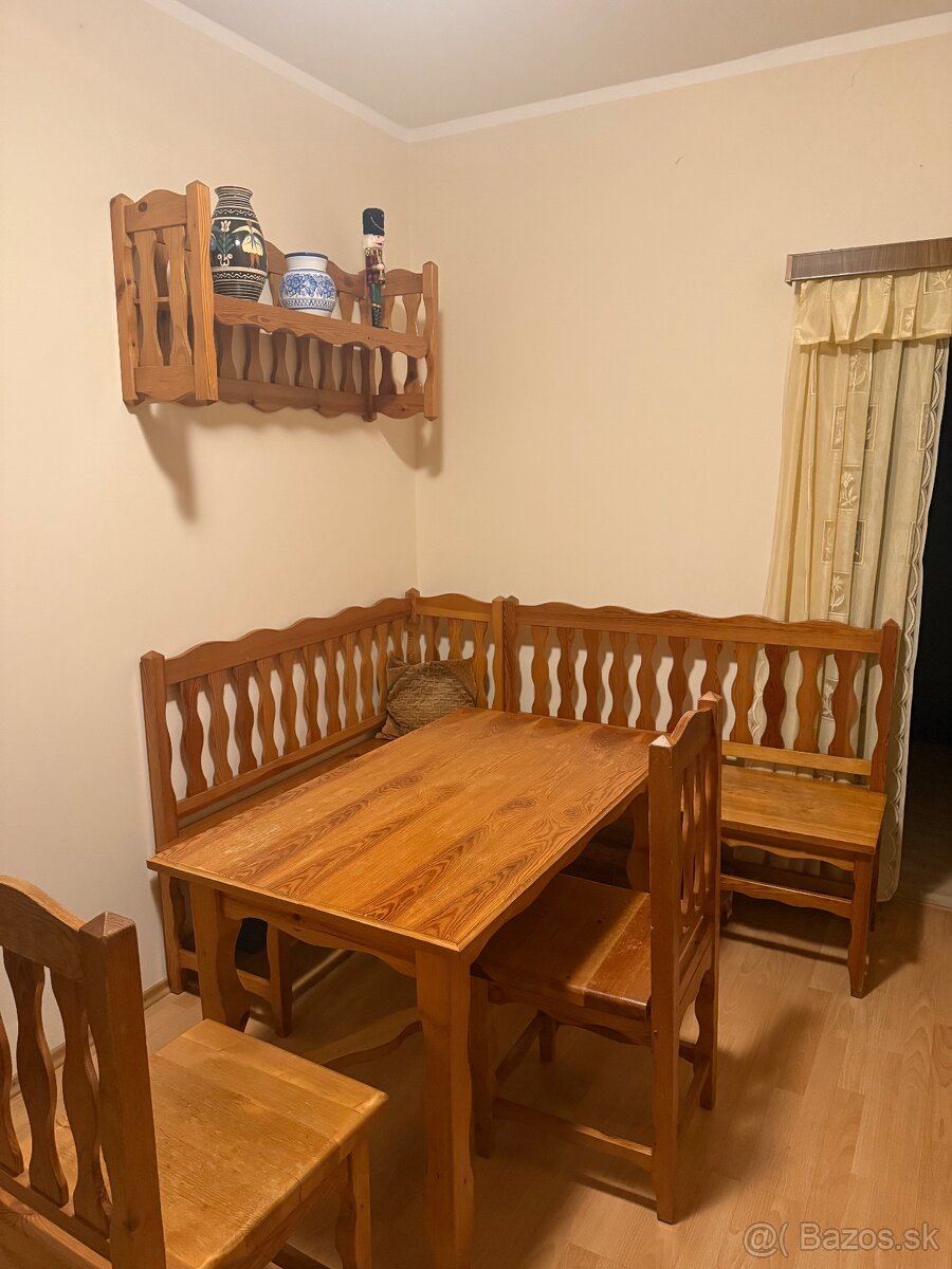 Jedálenská zostava z masívu
