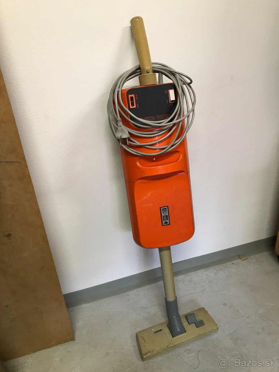 starý vysavač