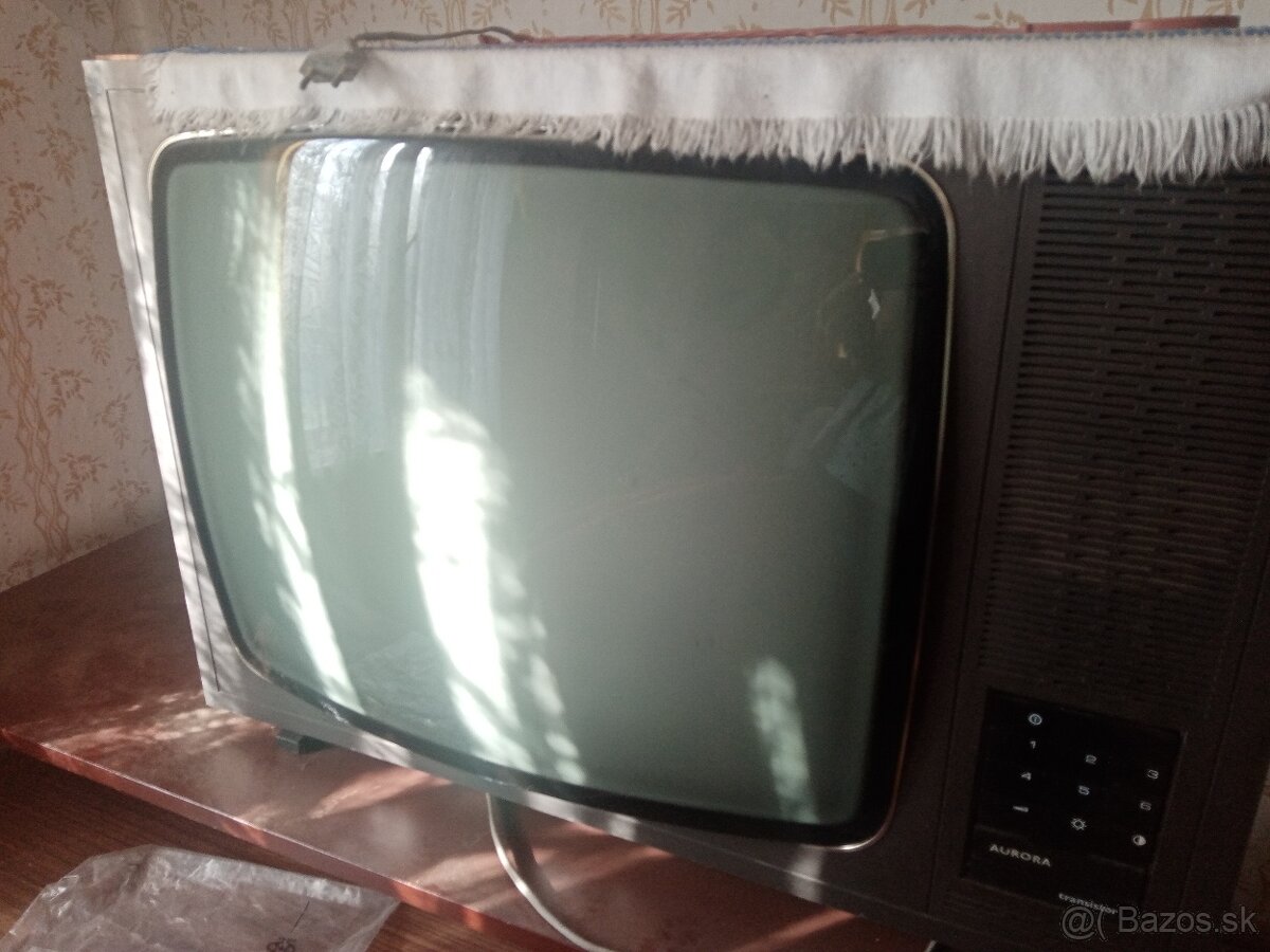 Starý retro televízor Tesla Aurora