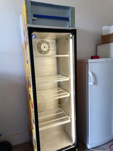presklená chladnicka