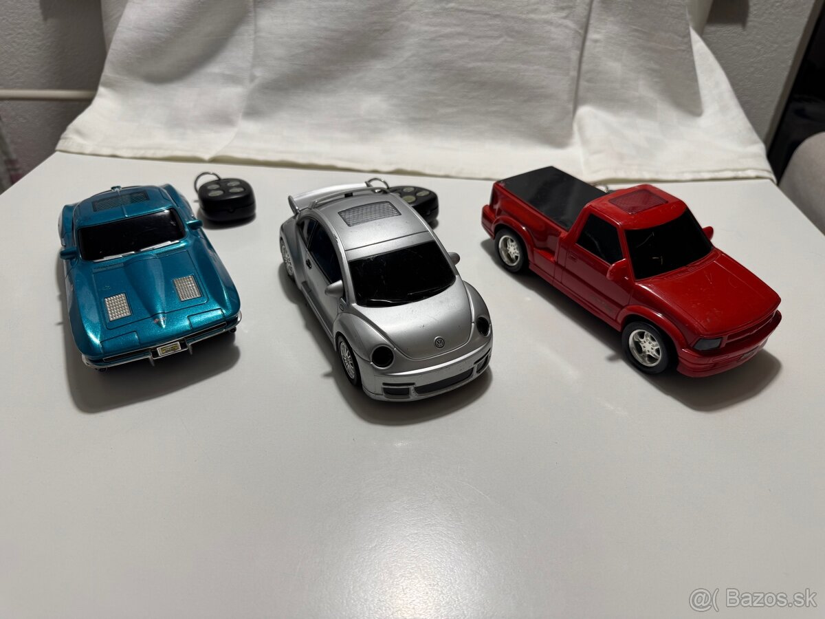 Autíčka hračky 1:24 (Corvette, VW Chrobák, Toyota)