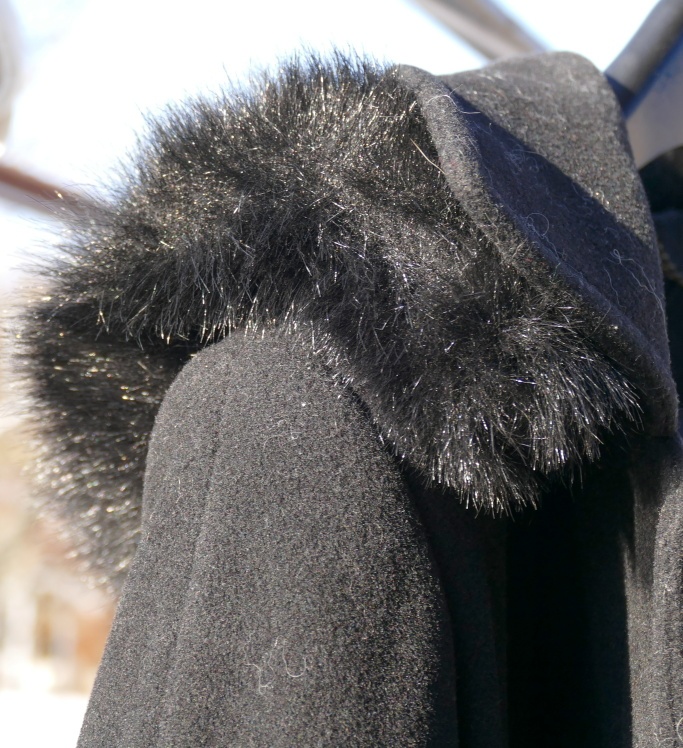 Elegantný dámsky kabát s kožušinou.