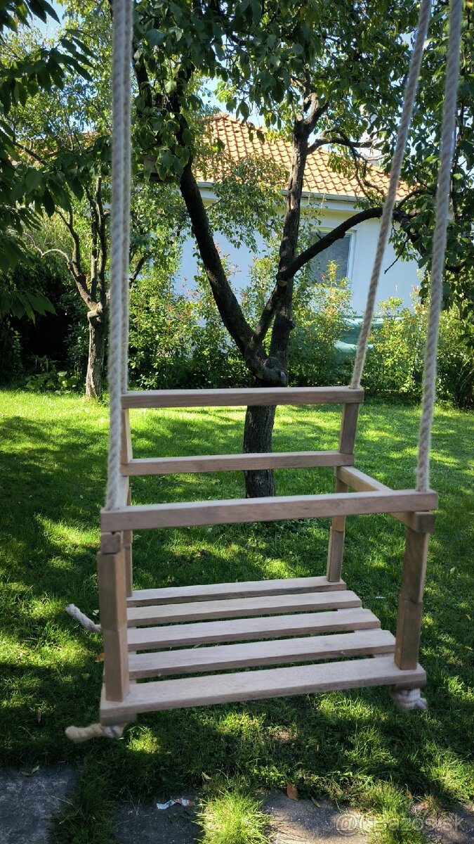 Detská drevená hojdačka