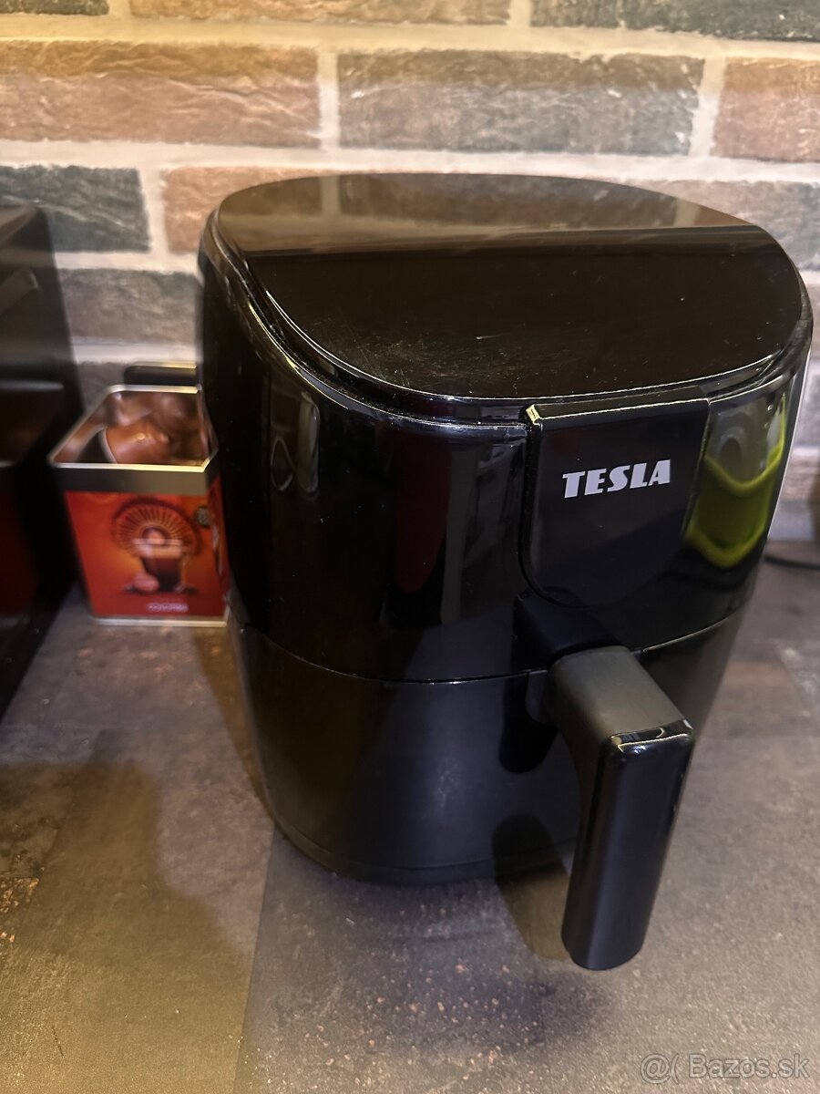 Teplovzdušná fritéza Tesla