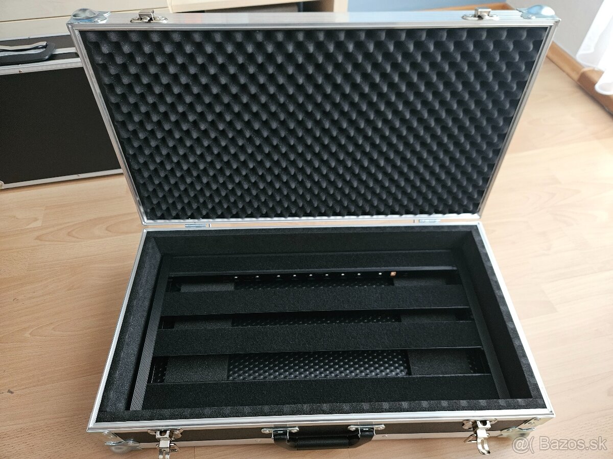 Pedalboard + power supply + kufor