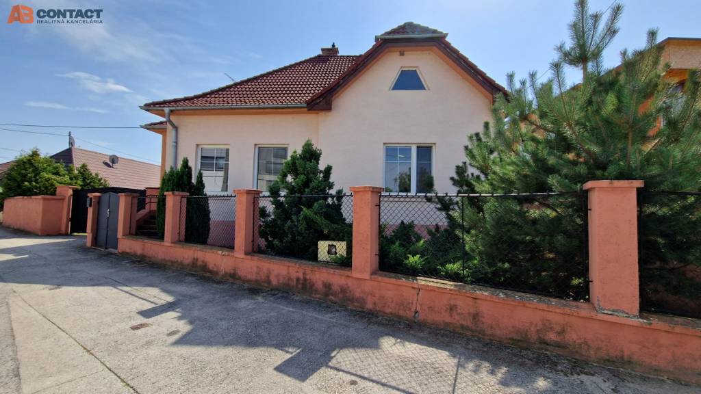 Rodinný dom s pozemkom v centre obci Červeník
