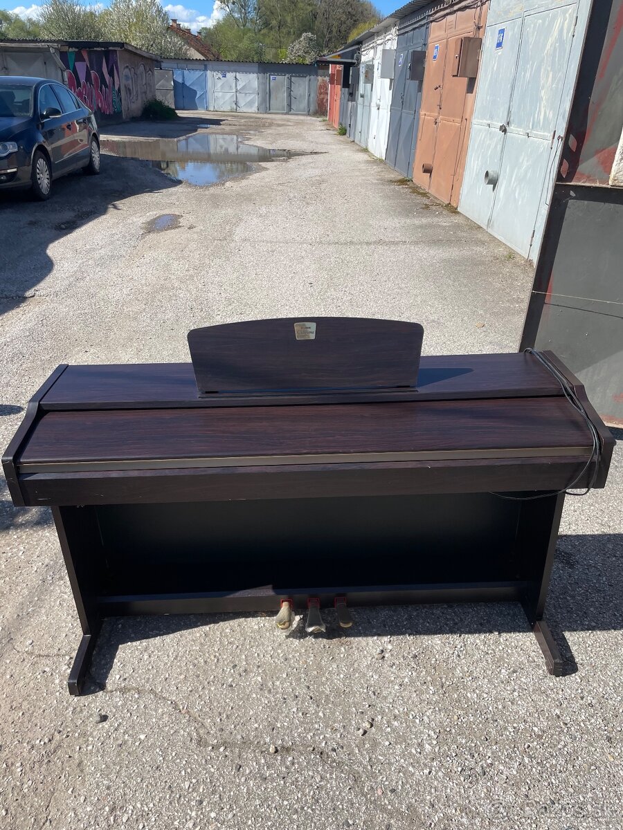 Klavír / elektrické piano Yamaha