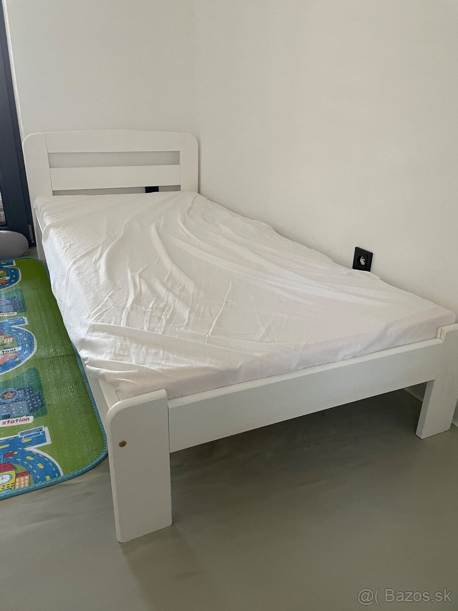 Posteľ z masivu