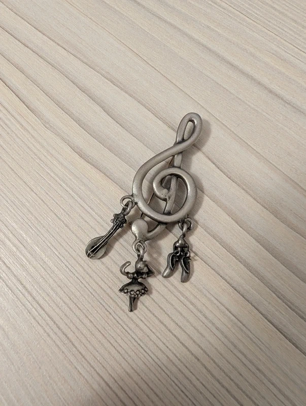 Brošňa hisľový kľúč s príveskami