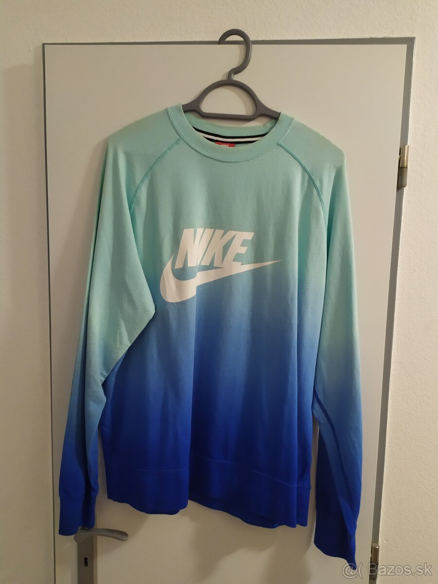 mikina Nike nenosená
