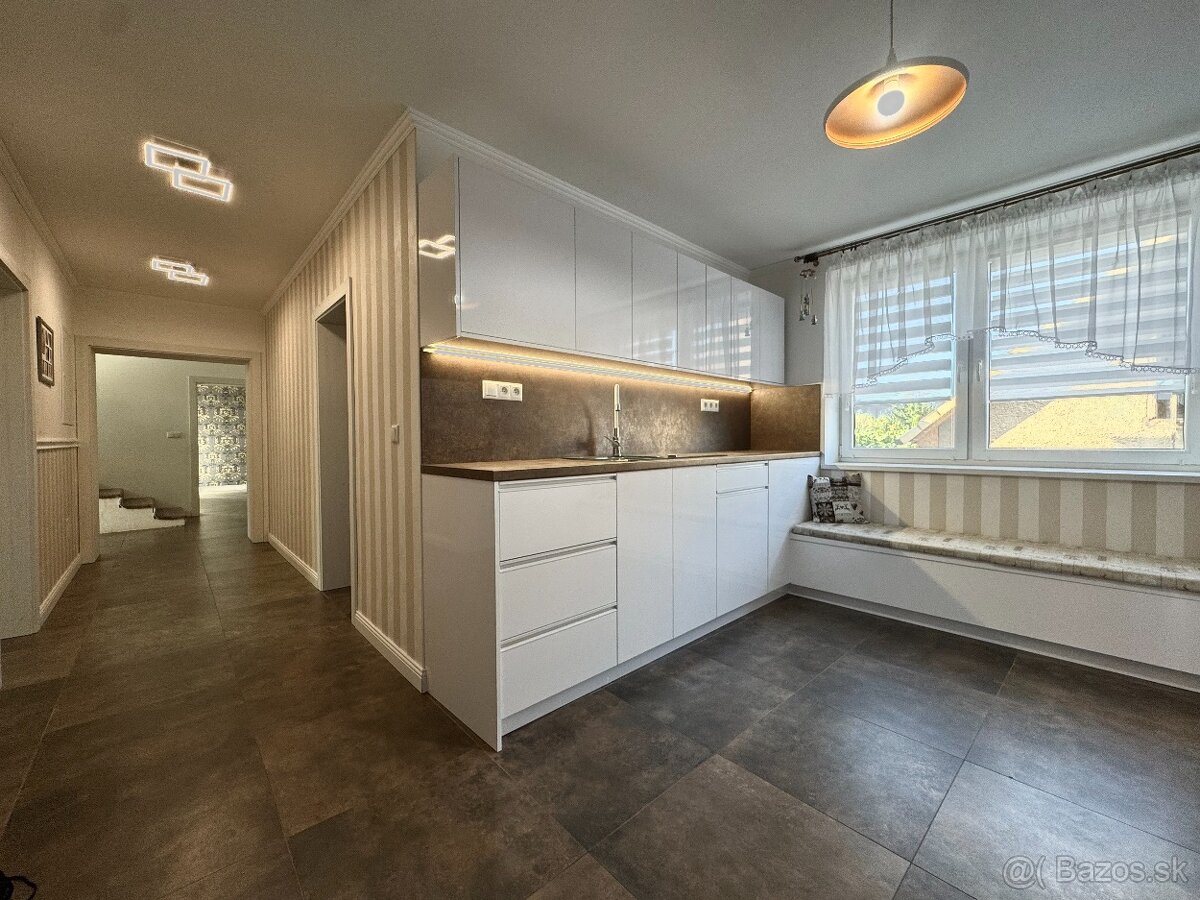 Veľký 4 izbový rodinný dom s bazénom, Krásno - Partizánske