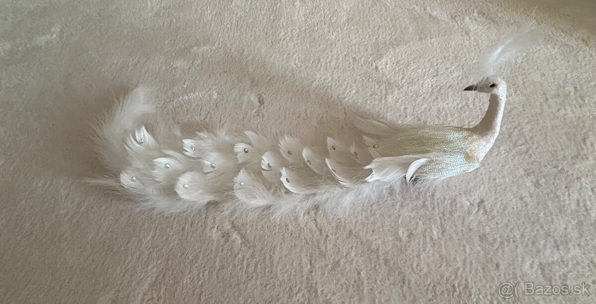 Luxusný dekoračný páv – biely s pierkami a kryštálikmi (na k