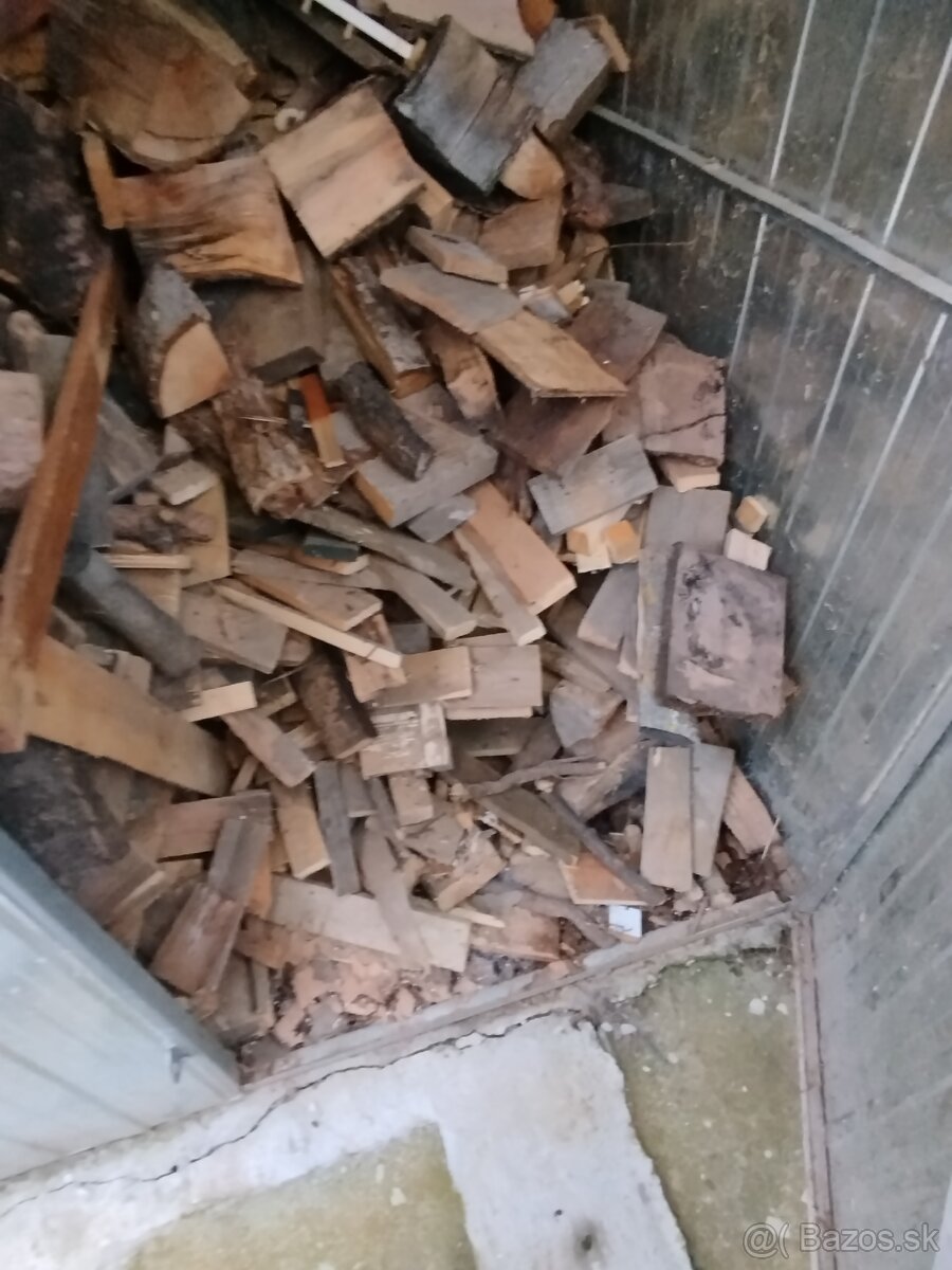 Drevo na kúrenie narezané do kachiel/krbu