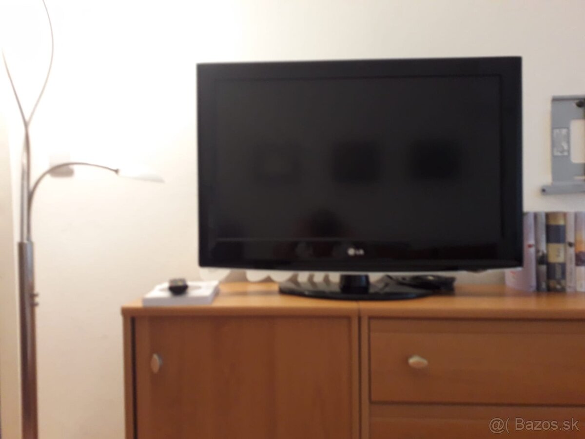 LG televizor 84cm