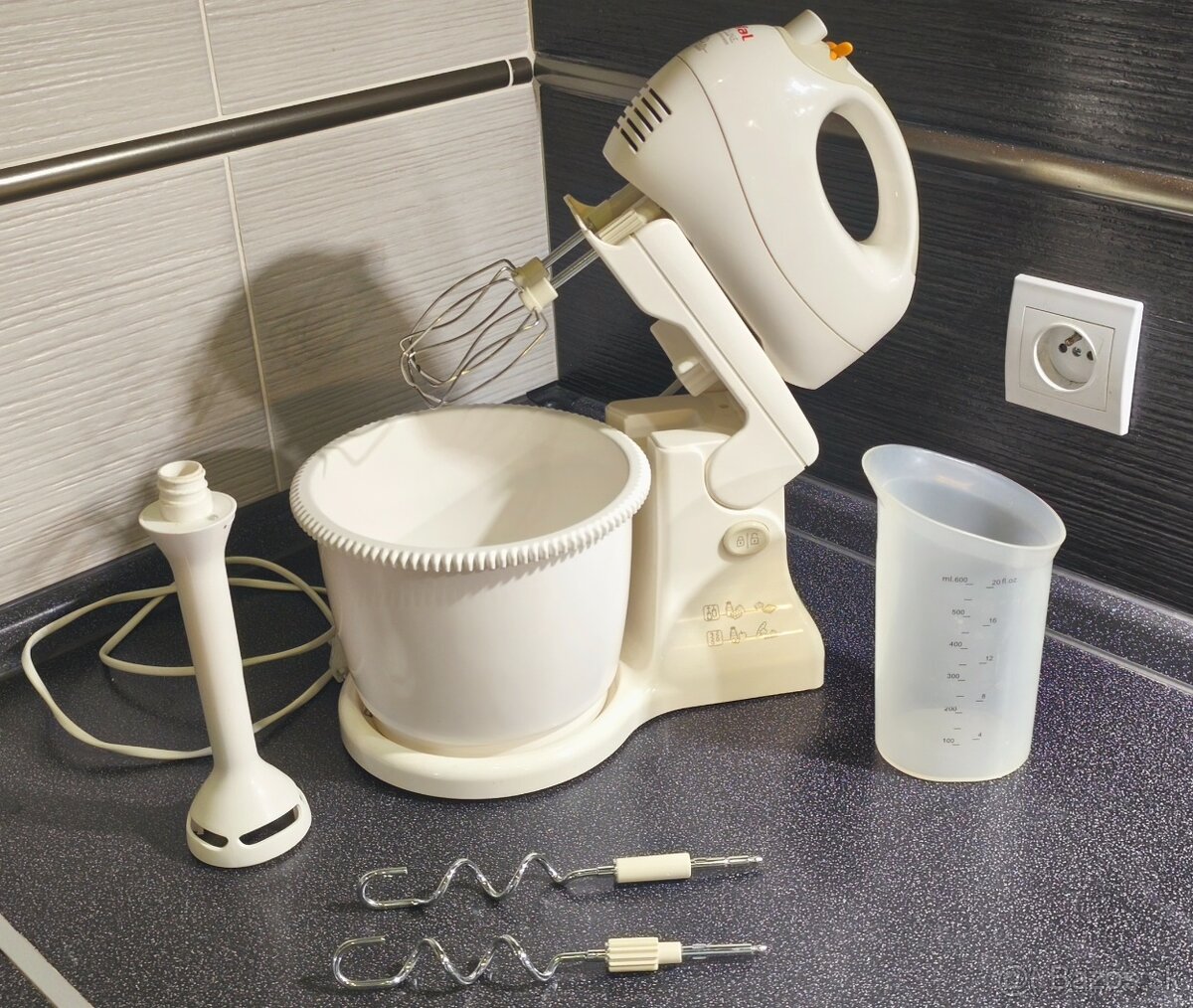 Kuchynský multifunkčný šľahač