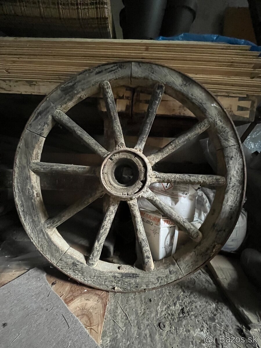 Drevene koleso z voza