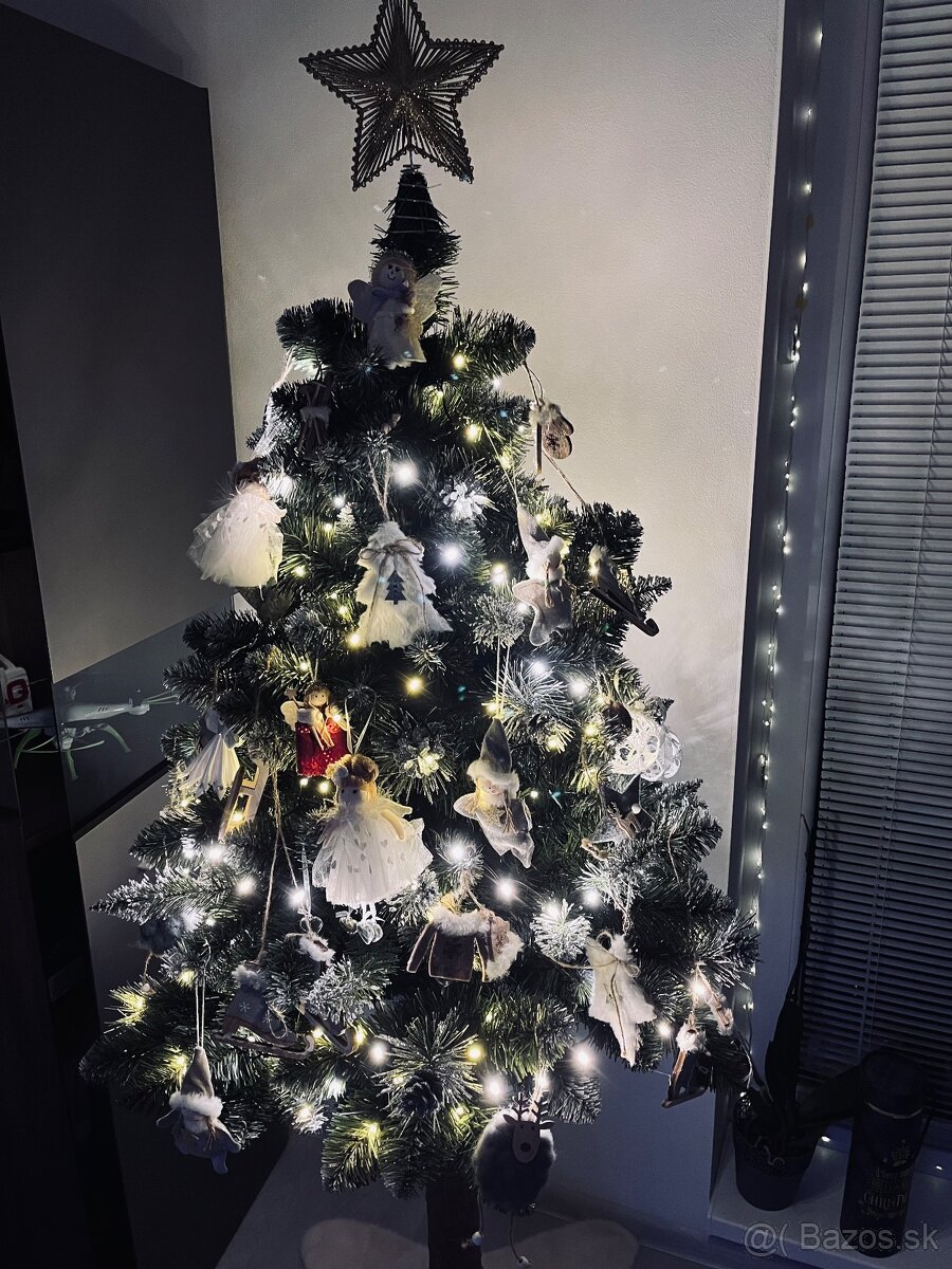Vianočný stromček na pníku s ozdobami