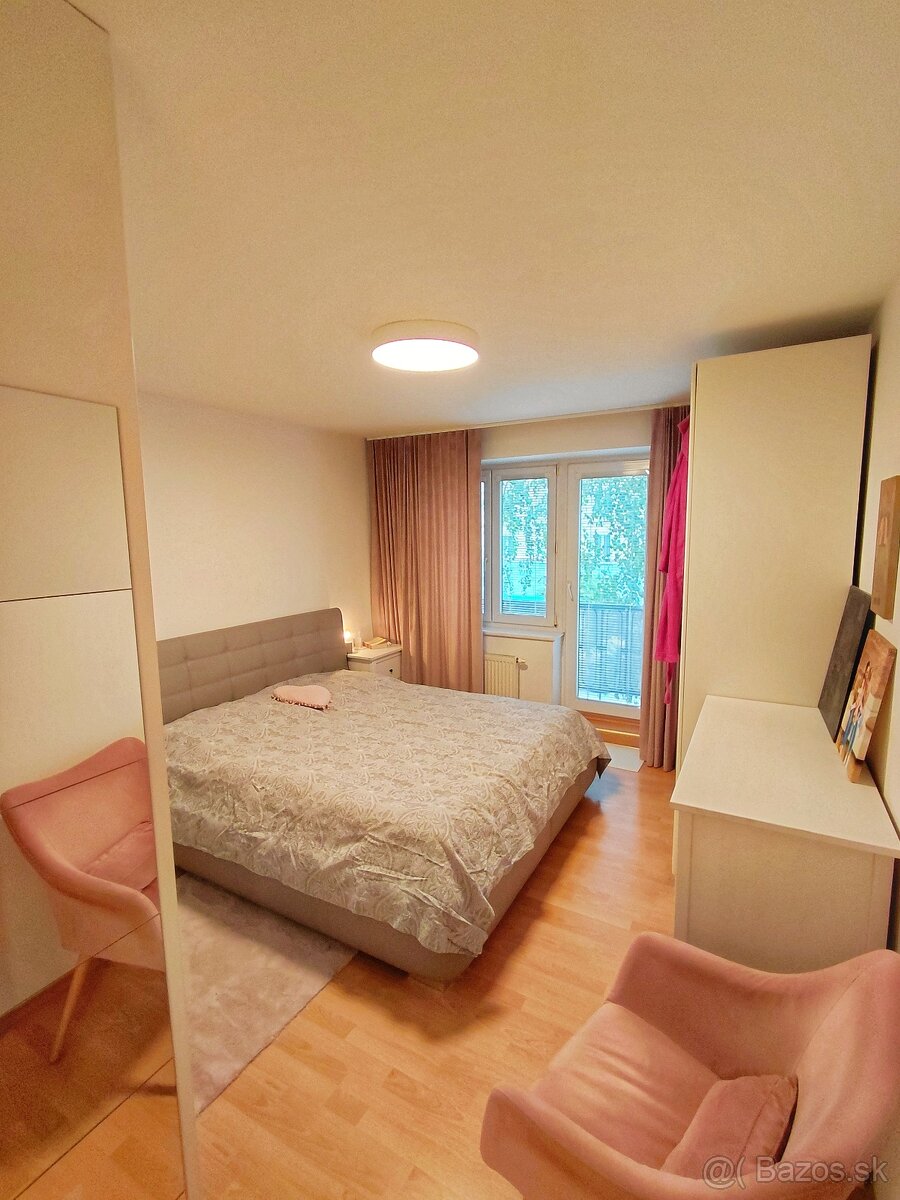 Veľký 2-izbový byt v TRNAVE (centrum)