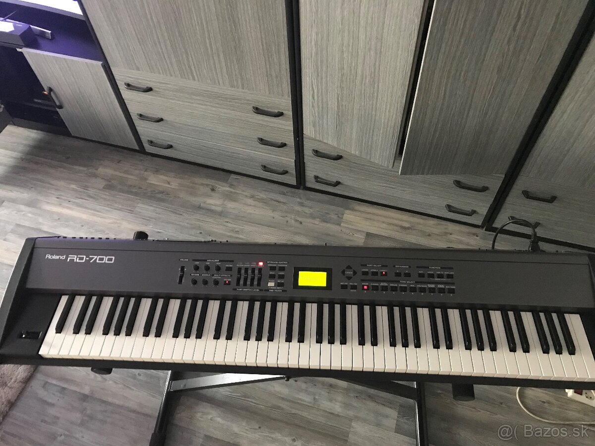 Roland RD 700