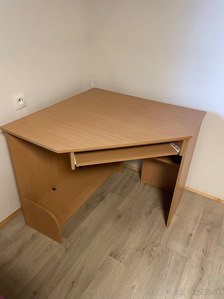 Rohový stôl na PC
